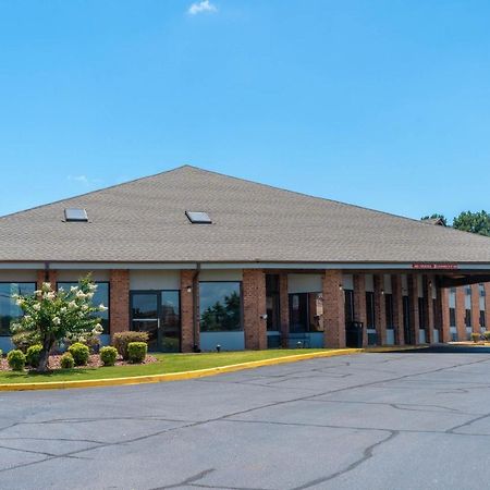 Baymont By Wyndham Tupelo Motel Exterior photo